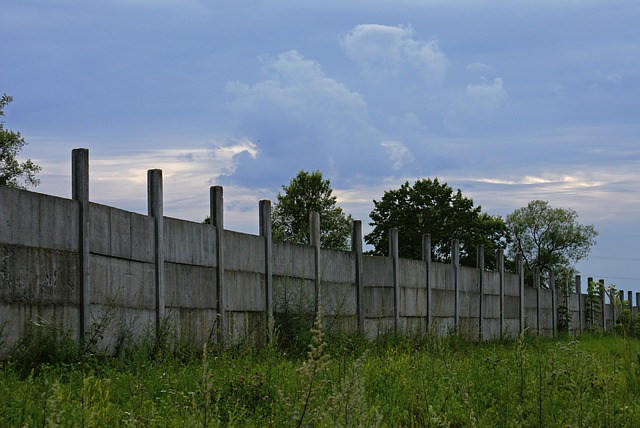skládaný betonový plot